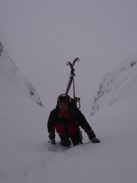 #2 Aiguille de la Pennaz NE : Laurent dans le deuxieme couloir, presque la fin ...et ça brasse encore fort . Aiguille de la Pennaz NE : Laurent dans le deuxieme couloir, presque la fin ...et ça brasse encore fort .