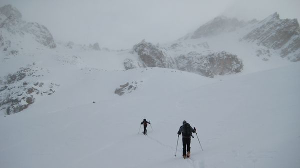 Encore dans les nuages : Le col des Béraudes n'est plus très loin.