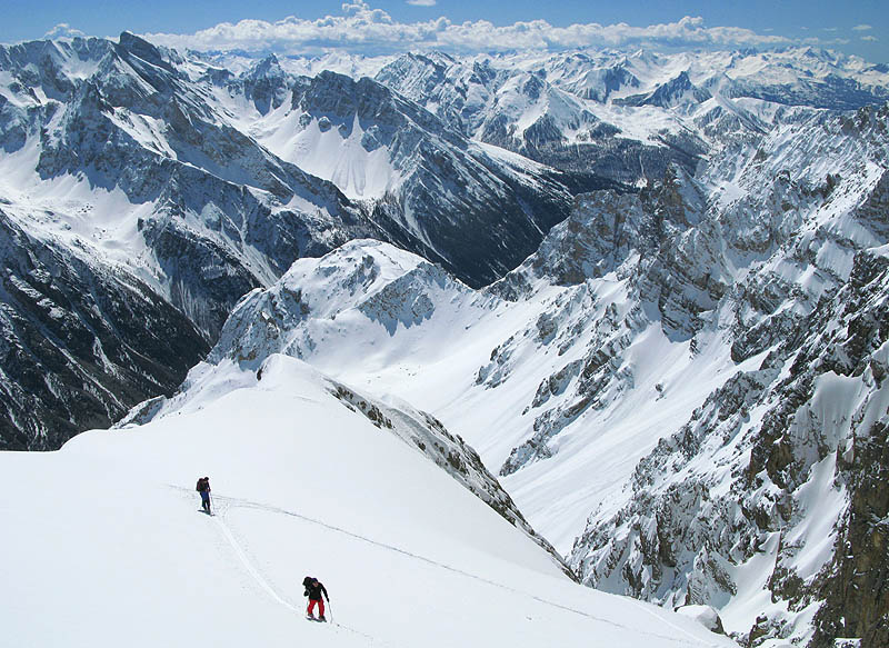 la pente se calme : c'est la fin du couloir. La vue est magnifique.