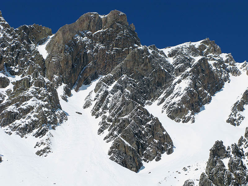 La Font Sancte : L'attaque du couloir se devine à l'aplomb de la face rocheuse