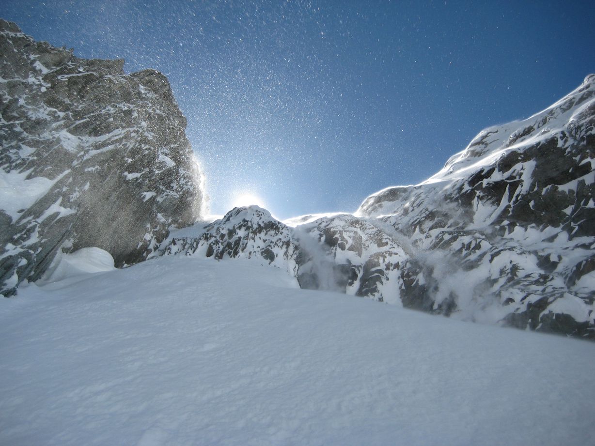 #4 Entrée Est : Le léger vent de sud et la neige nous gratifient de leurs volutes Entrée Est : Le léger vent de sud et la neige nous gratifient de leurs volutes