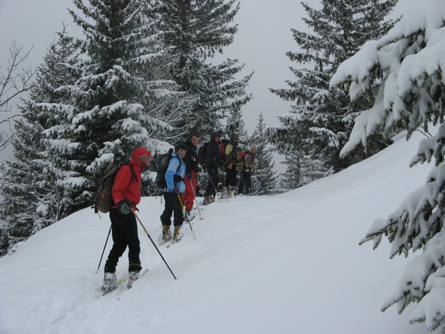 ambiance neige : en route pour le ravitaillement dans le Veyton