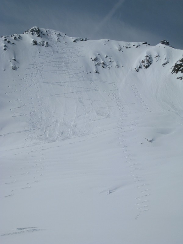 #10 Comberousse : la trace de montée, des virages serrés, des grands + quelques coulées de surface!! En attente de la prochaine chute de neige pour effacer tout ça!! Comberousse : la trace de montée, des virages serrés, des grands + quelques coulées de surface!! En attente de la prochaine chute de neige pour effacer tout ça!!