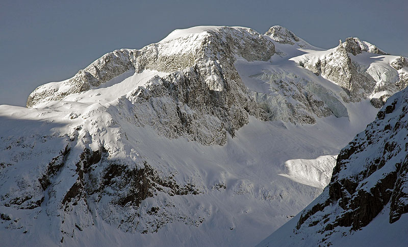 Gioberney : Départ de plaque sous les rochers soutenant l'arête nord du Gioberney