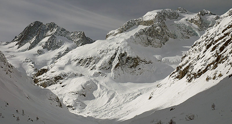 Bans et Gioberney : Grosse accumulation au fond du vallon.
Le glacier n'a pas l'air méga-bouché...
Le couloir Nord des Bans s'apparente maintenant à une belle goulotte de glace...