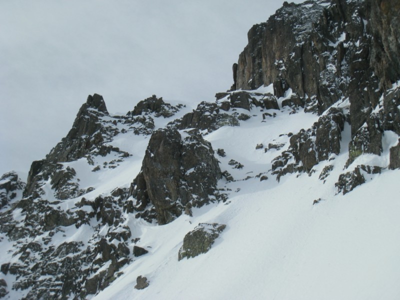 #3 Face E Gd. pic de Belledonne : C Face E Gd. pic de Belledonne : C'est rageant, l'écharpe donnant accés à l'arête a l'ait bien enneigée...