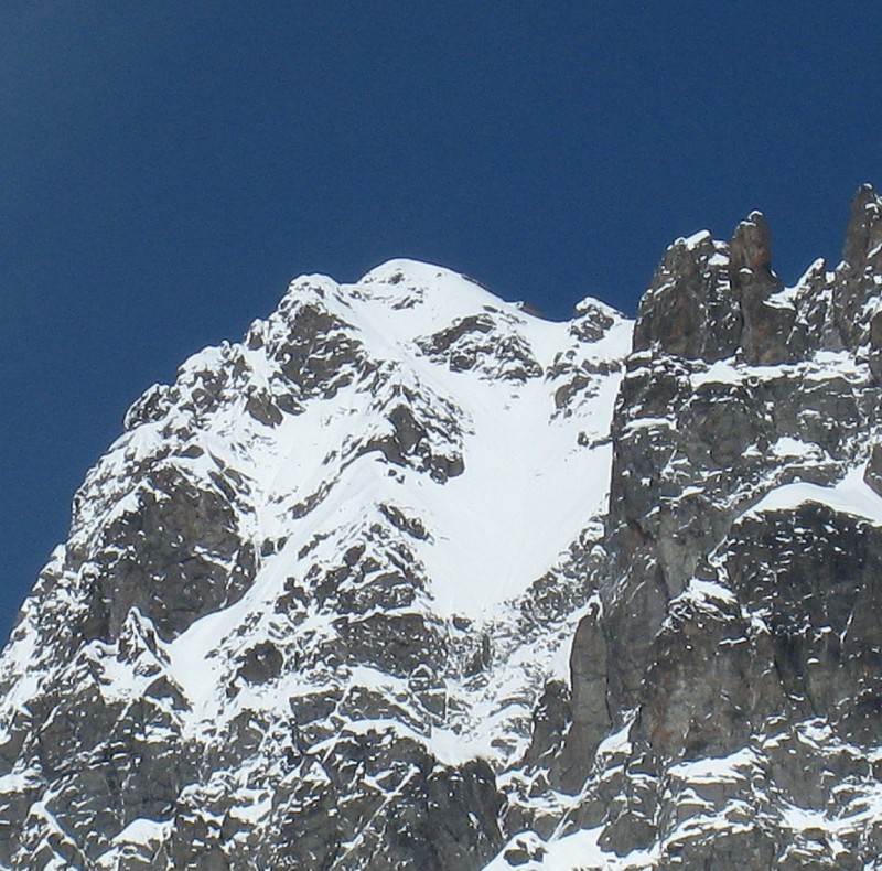 #4 Face E Gd. pic de Belledonne : Le couloir sud a l Face E Gd. pic de Belledonne : Le couloir sud a l'air lui ausi bien remplit... Il faudra revenir.