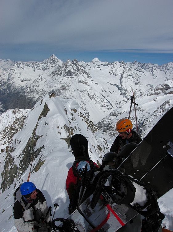 #11 Flambeau des Ecrins : Du monde au sommet du couloir, vue dégagée sur l Flambeau des Ecrins : Du monde au sommet du couloir, vue dégagée sur l'Oisans.