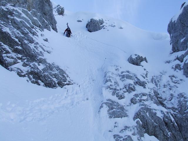 #3 Paré de joux, couloir Nord : le deuxieme ressaut, avec les rochers et glace soujacent . On devine la corde fixe laissée par Dom en 2004 . Paré de joux, couloir Nord : le deuxieme ressaut, avec les rochers et glace soujacent . On devine la corde fixe laissée par Dom en 2004 .