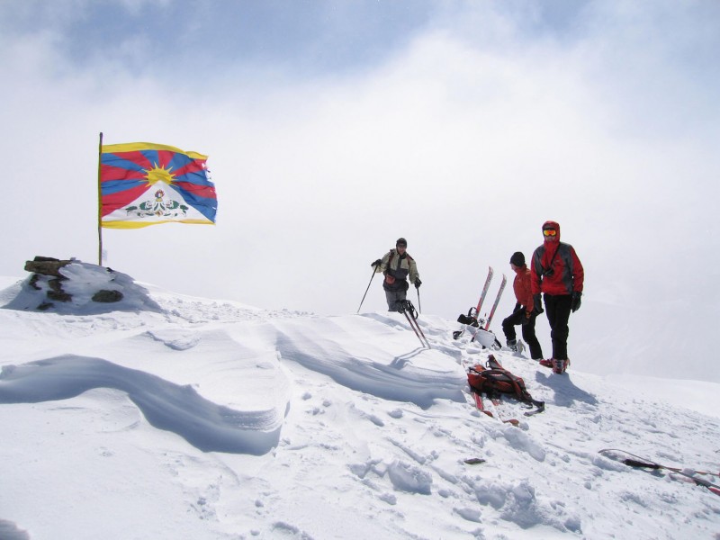 Vieux Chaillol : Ambiance "8000" au sommet avec le froid, le vent et le drapeau.