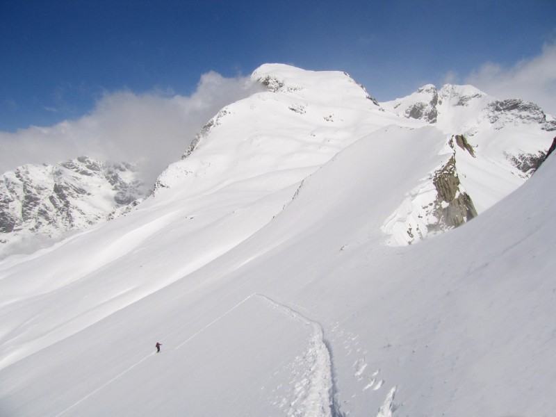 Vieux Chaillol : La remontée sous le Pic devant la face Sud tout juste descendue.