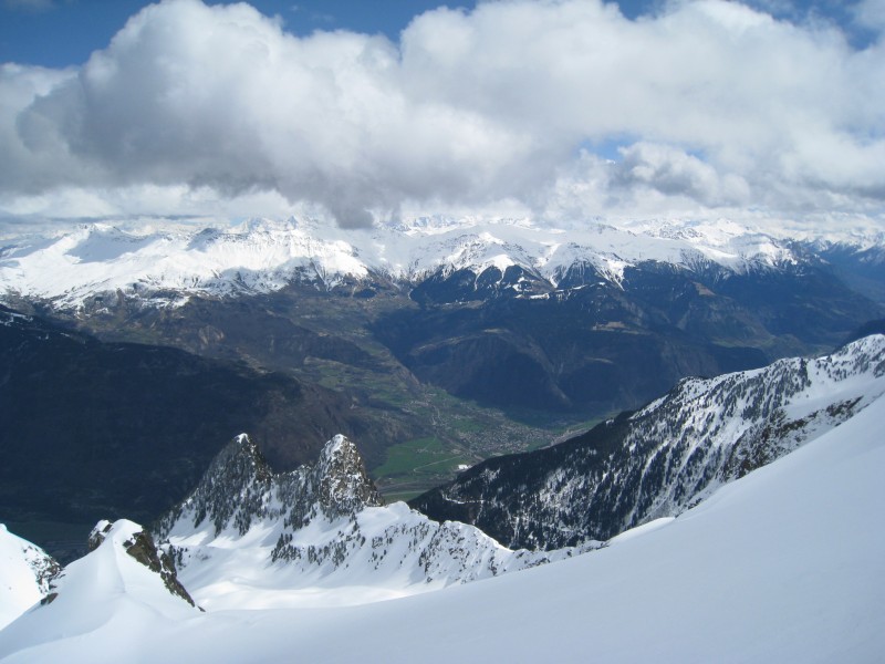 Gd Miceau : beau contraste entre le vert de la vallée et des sommets encore bien enneigés!