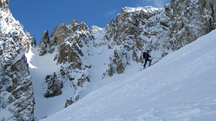 #4 Col du Flambeau : Pedro à la trace dans le cône d Col du Flambeau : Pedro à la trace dans le cône d'accès au couloir