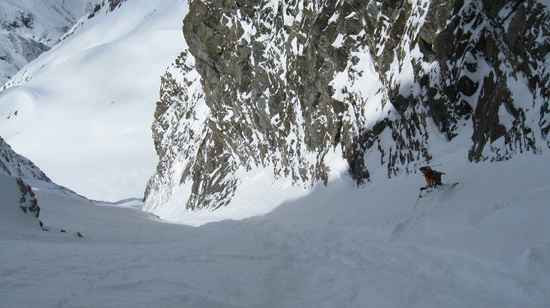 #10 Milieu du couloir : Rive droite purgée, rive gauche en grosse poudre. Pedro choisit de carver sur la zone lissée Milieu du couloir : Rive droite purgée, rive gauche en grosse poudre. Pedro choisit de carver sur la zone lissée