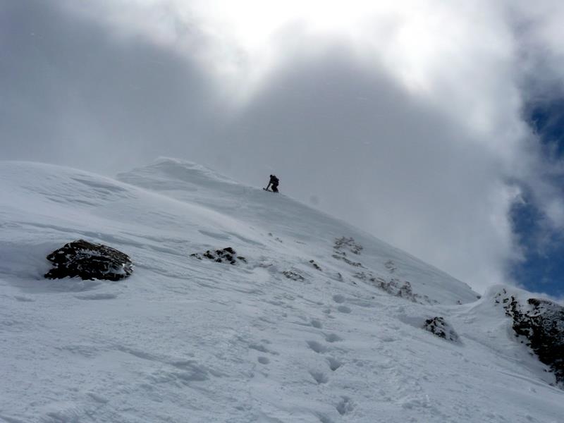 #3 Tête à l Tête à l'Âne : Départ du sommet. Grosses corniches à gauche obligeant à skier entre les cailloux.