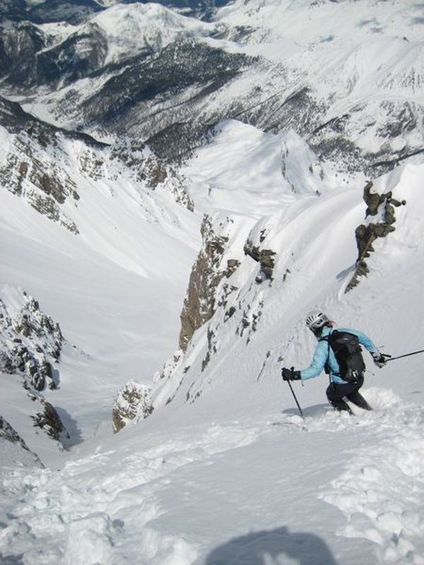 Cécile attaque : Le couloir s'élargit et la poudre est là.