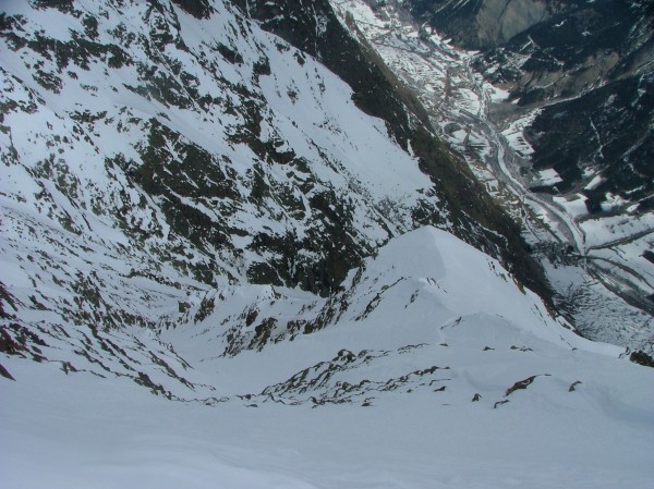 #2 couloir NE de la Rosière : Vue plongeante dans le couloir et sur la vallée de la Malsanne 1700m plus bas. couloir NE de la Rosière : Vue plongeante dans le couloir et sur la vallée de la Malsanne 1700m plus bas.