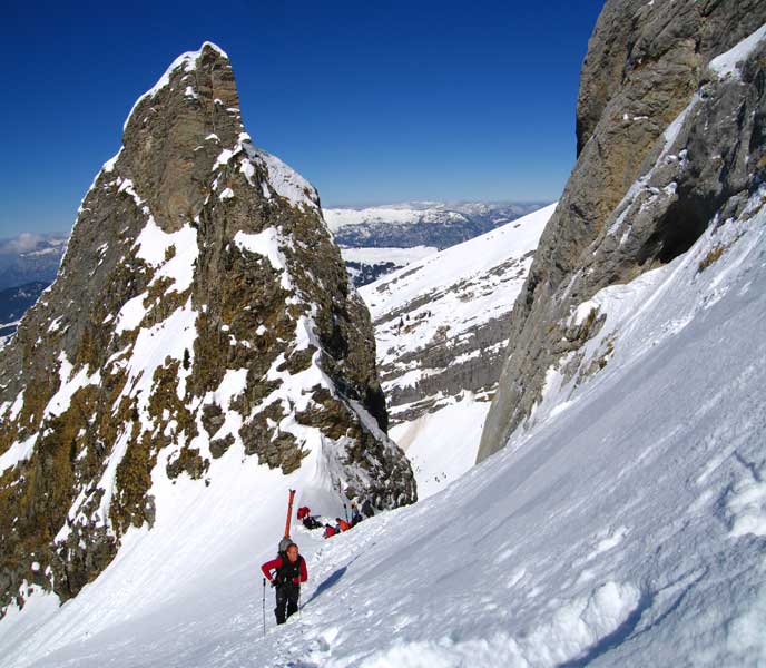 #2 Carrefour Chauchefoin/coillu : Un couloir orienté plein nord, qui débouche au milieu d Carrefour Chauchefoin/coillu : Un couloir orienté plein nord, qui débouche au milieu d'un autre couloir orienté plein ouest, étonnant, non !?
Derrière Lucas la pointe 2112m, qui est skiable en versant nord-est.