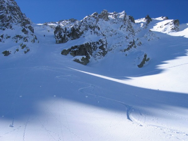 #2 Grands Moulins (NE) : A droite, la trace de montée, à gauche, le couloir de descente. Grands Moulins (NE) : A droite, la trace de montée, à gauche, le couloir de descente.