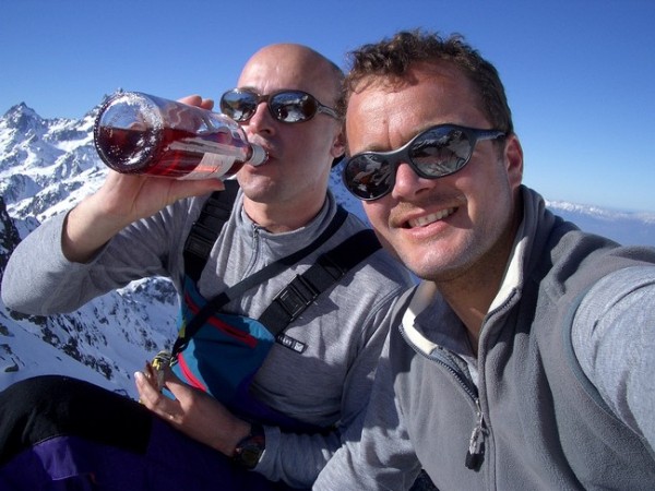 #1 Au Col : Il est 9 heures, mais la chaleur estivale nous inspire une bonne bouteille de rosé! Allez hop! Au Col : Il est 9 heures, mais la chaleur estivale nous inspire une bonne bouteille de rosé! Allez hop!