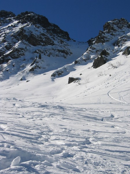 Vue du bas : le couloir est au centre de la photo, dans l'ombre.