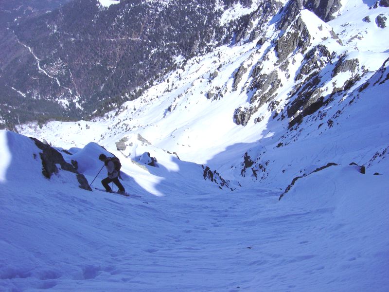 #3 Depart face nord grand Colon : Fabien peu apres le départ dans la face nord. Les premiers metres sont raclés par les nombreux passages Depart face nord grand Colon : Fabien peu apres le départ dans la face nord. Les premiers metres sont raclés par les nombreux passages