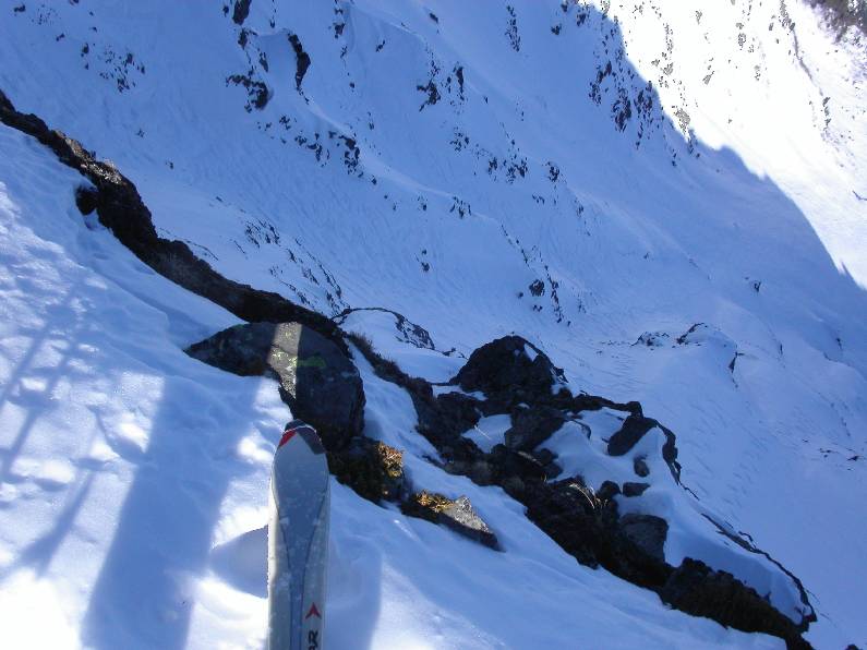 Couloir Nord : Plus bas,  Il y a deux groupes encordés  qui montent (sans skis).