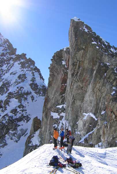 #3 Col de la Grande Valloire : 10h enfin on se retrouve au soleil en bonne compagnie. Derrière on aperçoit le passage de la Selle du Puy Gris Col de la Grande Valloire : 10h enfin on se retrouve au soleil en bonne compagnie. Derrière on aperçoit le passage de la Selle du Puy Gris
