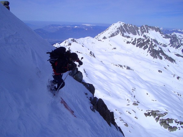 #5 Face N du Grand Miceau : Al enquille sur une contre pente, en bas du couloir. Face N du Grand Miceau : Al enquille sur une contre pente, en bas du couloir.