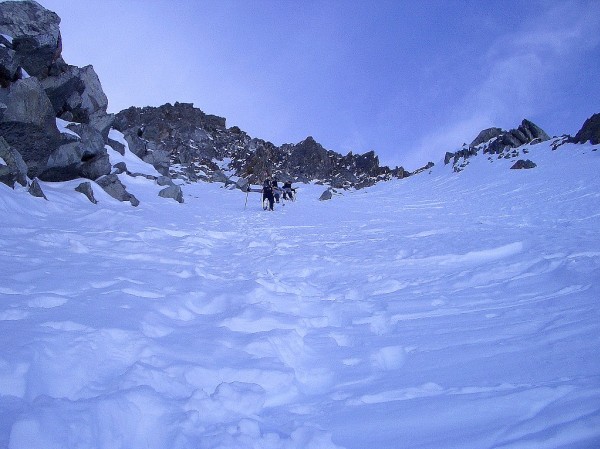 #3 Face N du Grand Miceau : Au milieu du couloir, la pente déjà raide, se redresse un peu plus sur 50 m. Face N du Grand Miceau : Au milieu du couloir, la pente déjà raide, se redresse un peu plus sur 50 m.