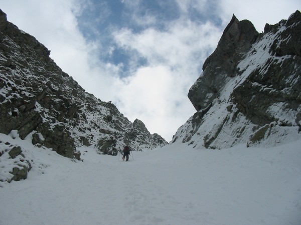 #2 Montée des Vallorins : Moms en crampons dans la montée, avec 10cm de poudre un peu humide mais cela s Montée des Vallorins : Moms en crampons dans la montée, avec 10cm de poudre un peu humide mais cela s'annonce bien pour la descente.