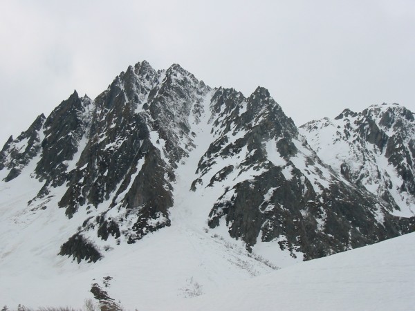 #1 Couloir de Vallorin : Vue sur le couloir. Les 15 derniers mètres sont maintenant enneigés mais les pierres sont justes sous la neige. Couloir de Vallorin : Vue sur le couloir. Les 15 derniers mètres sont maintenant enneigés mais les pierres sont justes sous la neige.