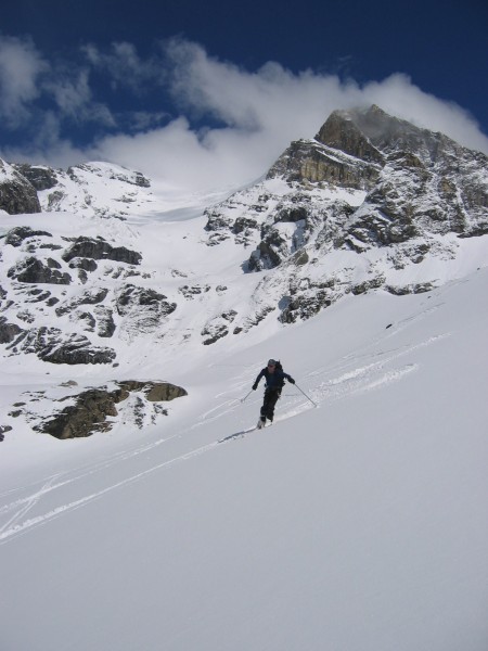 Grands Couloirs : Derniers virages en poudreuse avant le refuge sur fond de Grands Couloirs