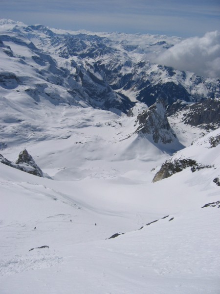 Grands Couloirs : Vue plongeante sur les Grands Couloirs, le refuge et l'Aiguille de la Vanoise