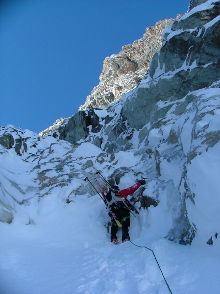 passage de la goulotte : Attaque de la goulotte au dessus de la rimaye; la descente sera moins amusante...