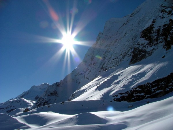 Soleil sur l'Epena : Sous une des plus hautes parois calcaires des Alpes, la face N de l'Epena.