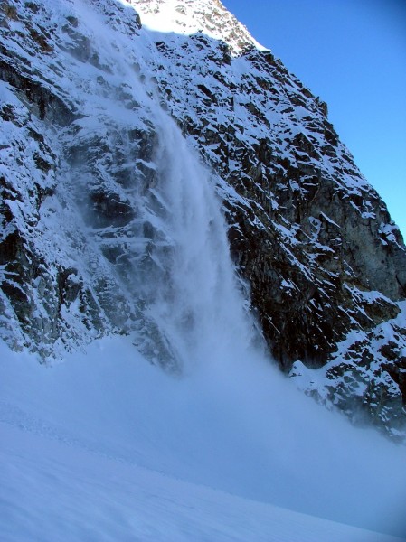 Dommages collatéraux : Nombreuses coulées de neige fraiche.