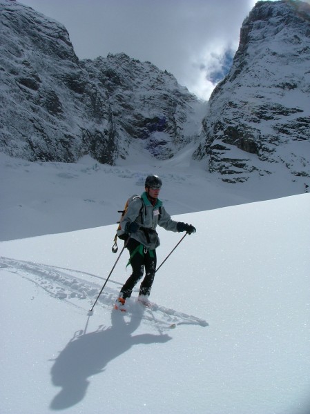 Sous le couloir : Ski-détente dans les pentes intermédiaires.