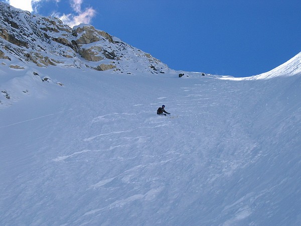 ski de couloir : Etienne dans le haut du couloir envoie du gros