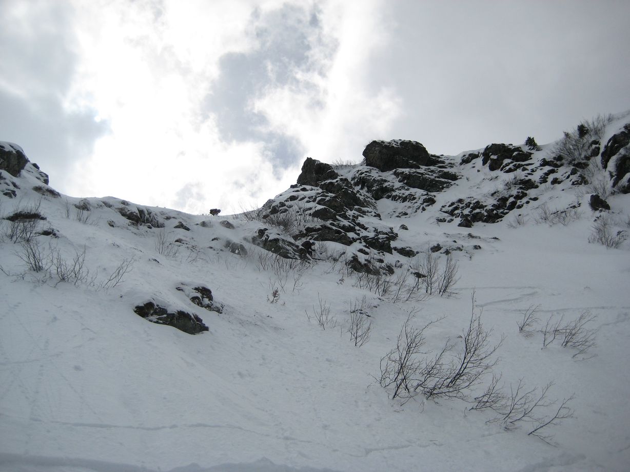#4 Passage : Passage à vernes, large de 2m50 sur 3m de haut, en haut du cône surplombant le couloir en S.
Passage commun aux 2 couloirs du jour, pour accès au N, à son pied, horizontale 30m vers l Passage : Passage à vernes, large de 2m50 sur 3m de haut, en haut du cône surplombant le couloir en S.
Passage commun aux 2 couloirs du jour, pour accès au N, à son pied, horizontale 30m vers l'Est puis remontée 30m pour un joli col