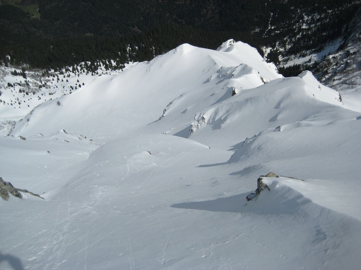 #1 Invitation : Le très sympathique vallon NNW du Barlet.
Départ du S dans l Invitation : Le très sympathique vallon NNW du Barlet.
Départ du S dans l'axe de la mini corniche entre 2 dômes de neige, en haut de la photo.
Arrivés pour le N depuis lac de Crop, encore en contre-bas du dôme de droite, sur la petite arête neigeus