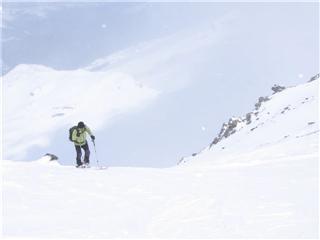 #3 montée sous roche noire : avant l montée sous roche noire : avant l'arrivée au col coté 2989m vent fort et conversions obligatoires on les a pas comptées ouf