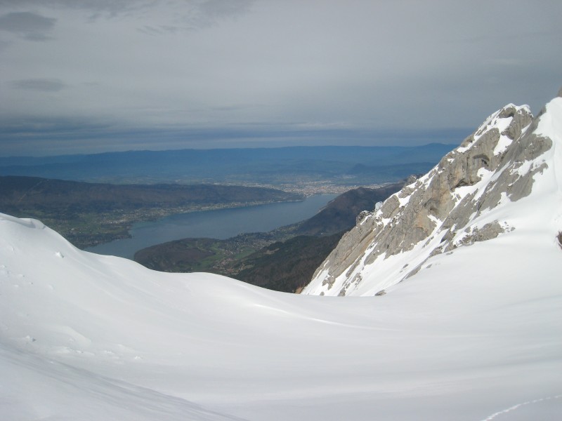 #6 Lac d Lac d'annecy : Lac d'annecy en arrière plan et montagne enneigée. Depuis l'épaule du Varo
On voit même Berto!! et dire que dans 1 semaine faudra que j'y retourne c'est ben cours les vacances!!!!