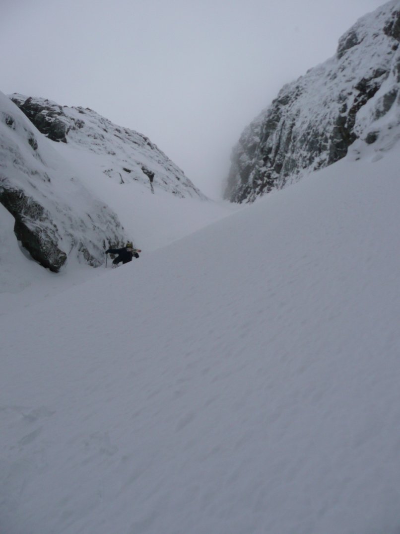 dans le couloir : bertrand en train de brasser