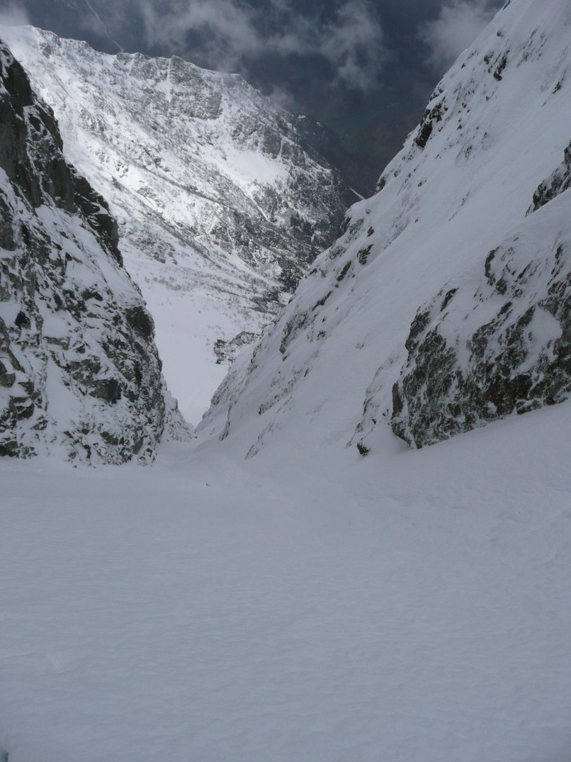 dans le couloir : vue vers le bas pendant la montée, ça sent le hold up ?