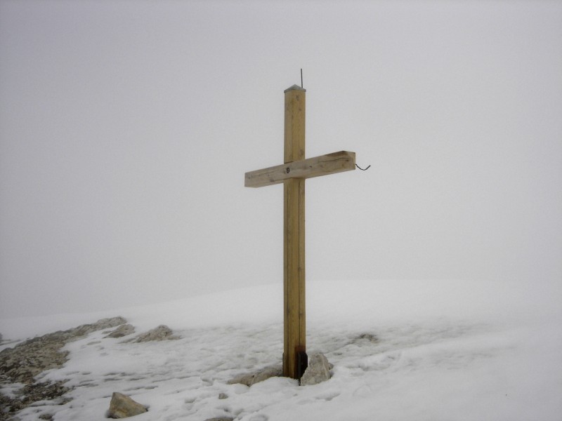 Pèlerinage : La croix du sommet emblématique de la Chartreuse.