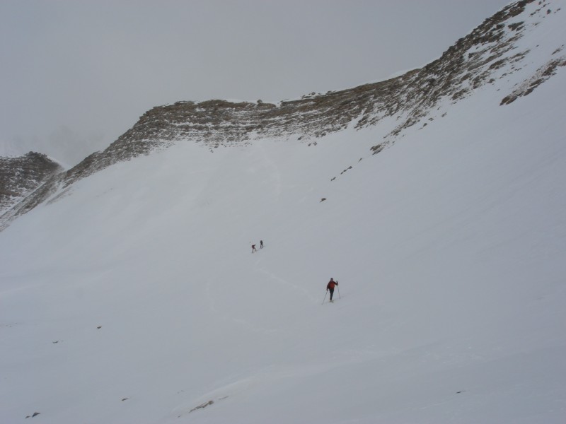 #2 Descente après le point 2551 : de manière à rejoindre le vallon du Grand Clausis. Les collègues sont passés dans les rochers, pour ma part j Descente après le point 2551 : de manière à rejoindre le vallon du Grand Clausis. Les collègues sont passés dans les rochers, pour ma part j'ai emprunté la petit couloir qu'on devine à gauche, pas la meilleure idée de la semaine (neige non stabilisée