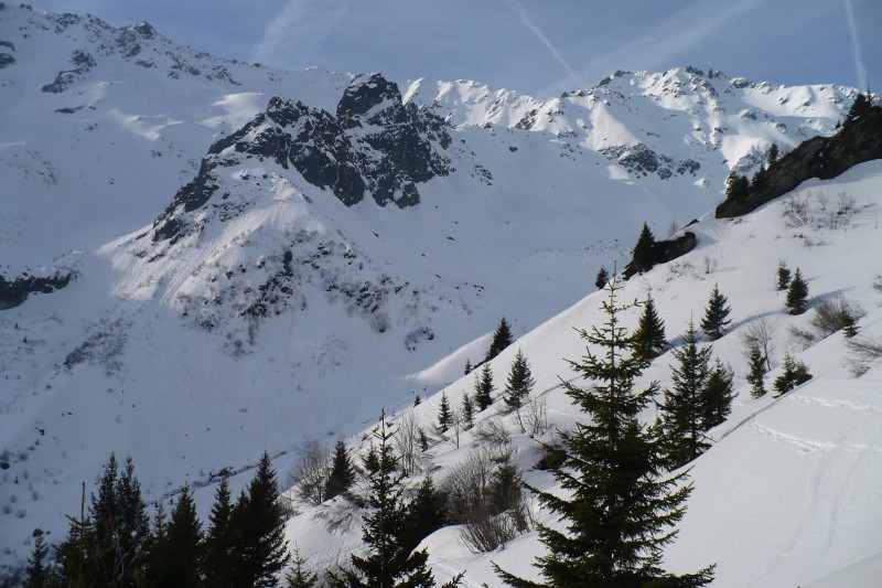 #1 Rocher de l Rocher de l'Eveque : Vous pouvez voir sur la gauche l'avalanche qui est partie du rocher de l'Eveque et de nombeuses coulées sur le rocher. Au loin le Pic de la Belle Etoile.