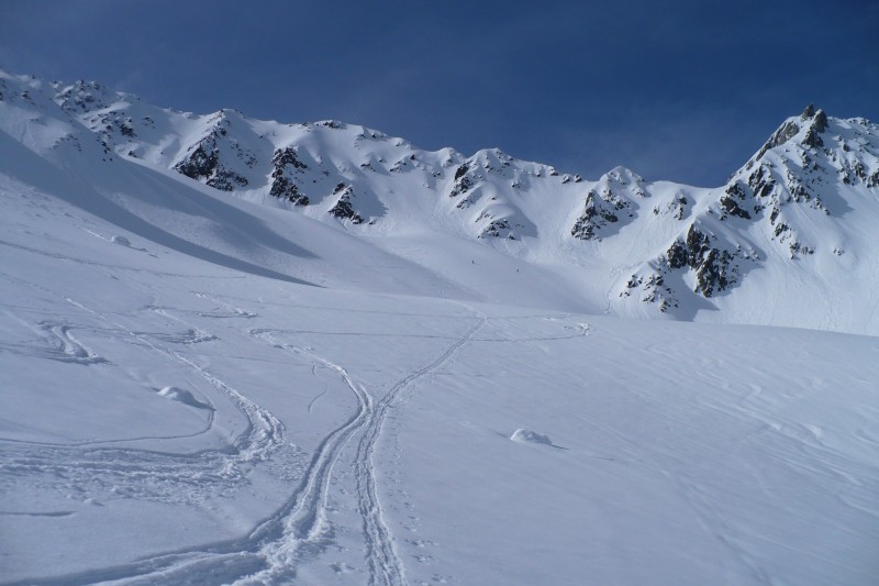 #2 Vallon de la Belle Etoile : Le Vallon de la Belle Etoile. Quelques coulées au loin. Les traces dâte de la veille neige béton. Vallon de la Belle Etoile : Le Vallon de la Belle Etoile. Quelques coulées au loin. Les traces dâte de la veille neige béton.