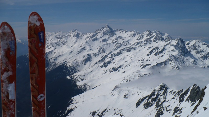 Belledonne : Petite vue depuis le sommet sur le Sud de Belledonne qui reste bien enneigé et mes skis.